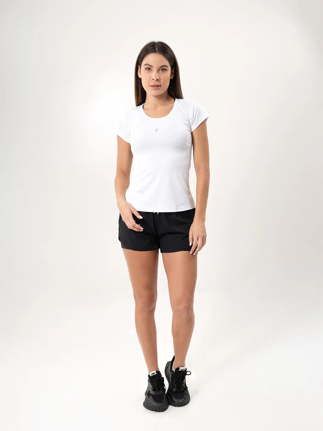 Camiseta blanca deportiva frente vista completa gym mujer Colombia