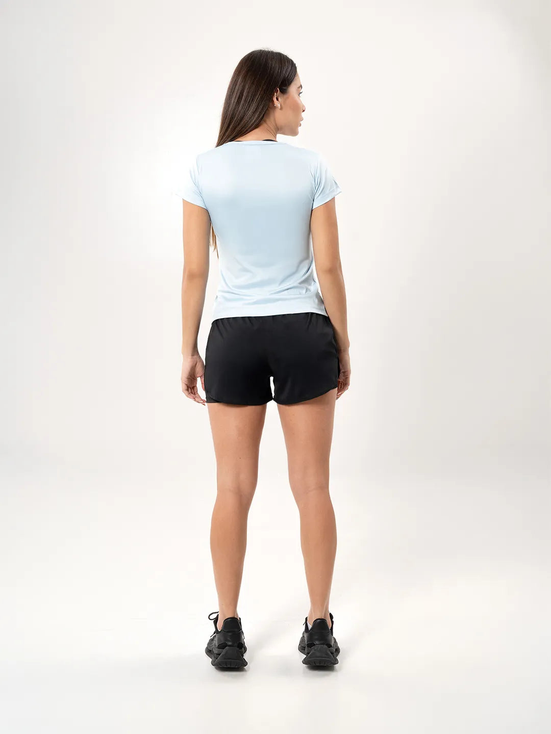 Camiseta deportiva azul celeste silueta completa posterior gym mujer