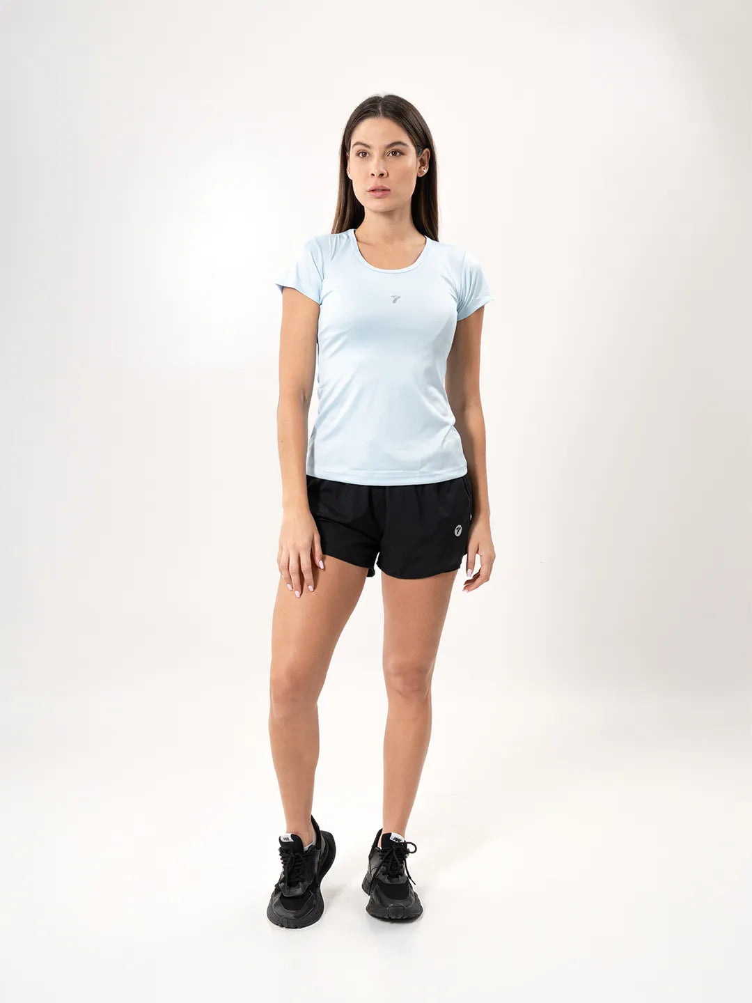 Camiseta deportiva azul celeste silueta completa gym mujer