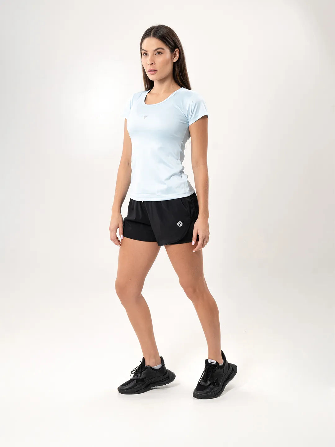 Camiseta deportiva azul celeste vista lateral cuerpo completo Colombia