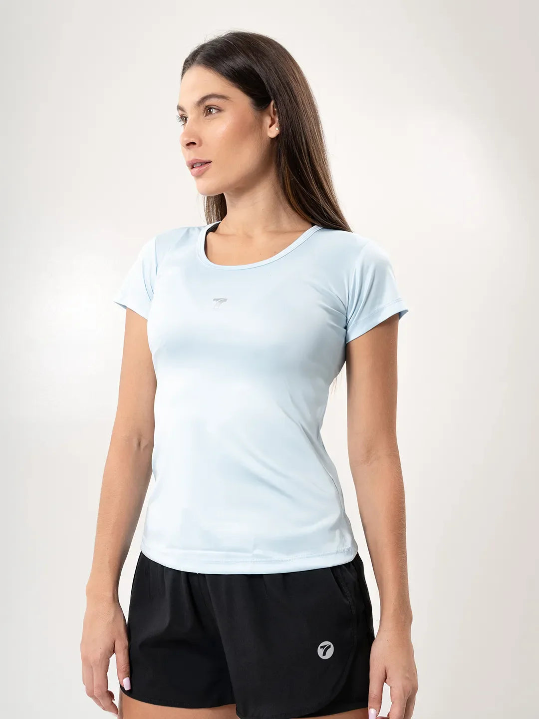 Vista lateral camiseta básica azul celeste ajuste estilizado TENFIT
