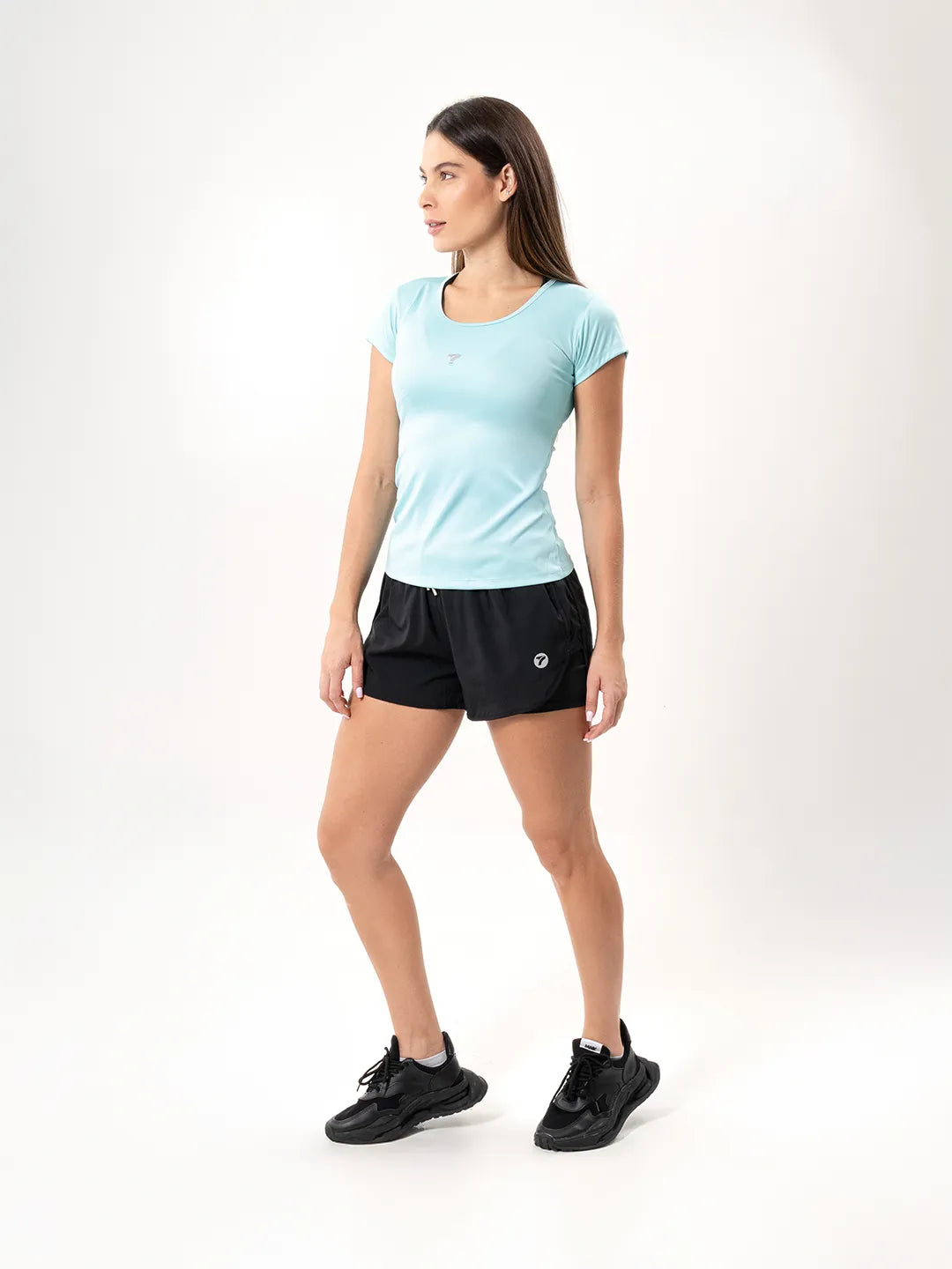 Vista lateral cuerpo completo camiseta básica verde menta TENFIT