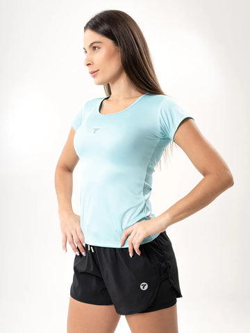 Vista lateral media distancia camiseta deportiva verde menta TENFIT
