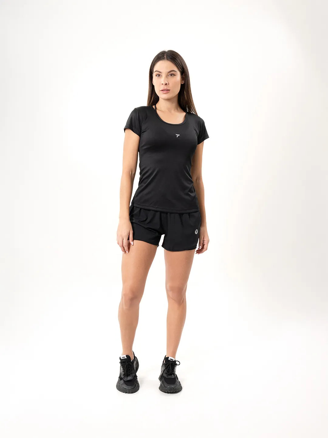Camiseta básica negra vista frente completa gym mujer TENFIT