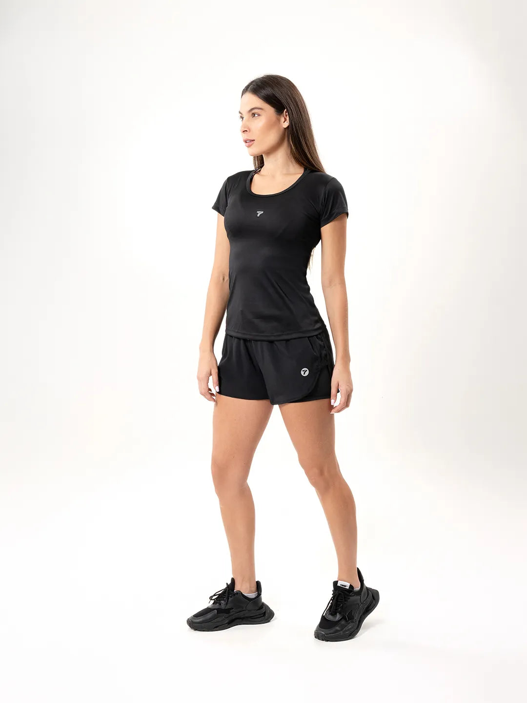 Vista lateral cuerpo completo camiseta negra deportiva silueta definida