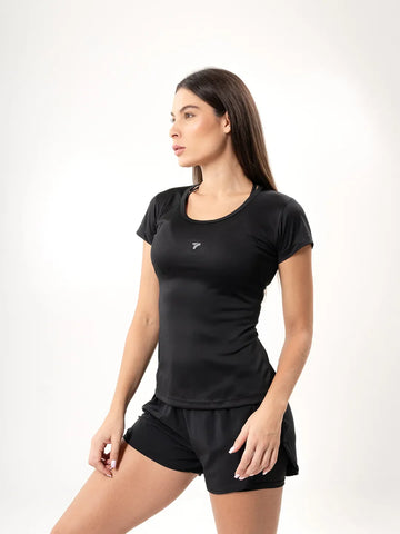 Vista lateral media distancia camiseta deportiva negra mujer TENFIT