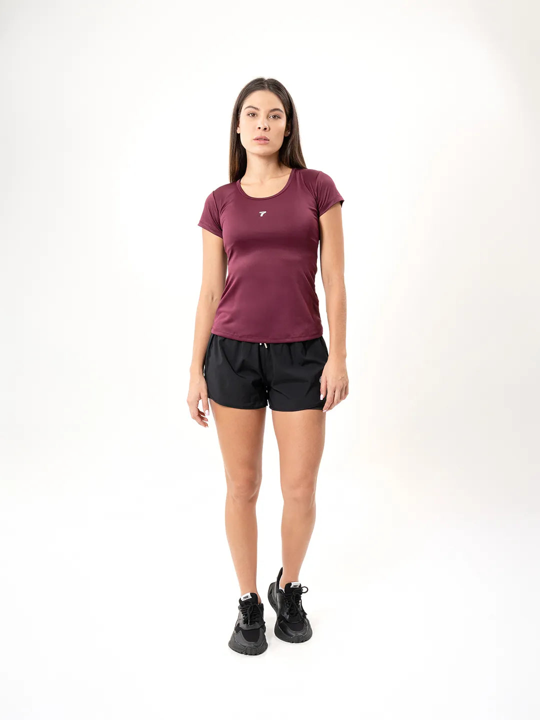 Vista lateral media distancia camiseta deportiva vinotinto oscuro TENFIT