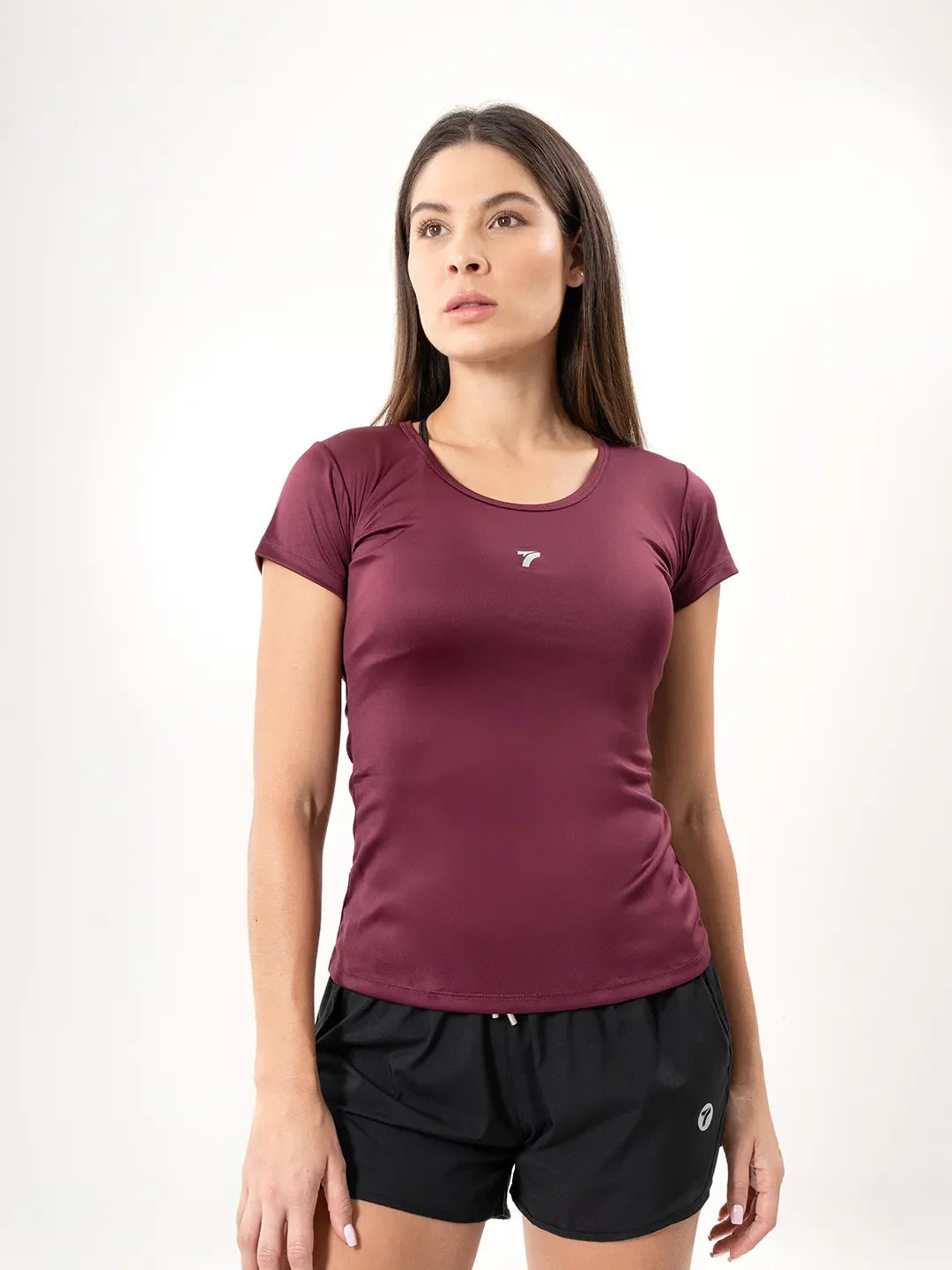 Camiseta deportiva vinotinto frente media distancia ajuste estilizado