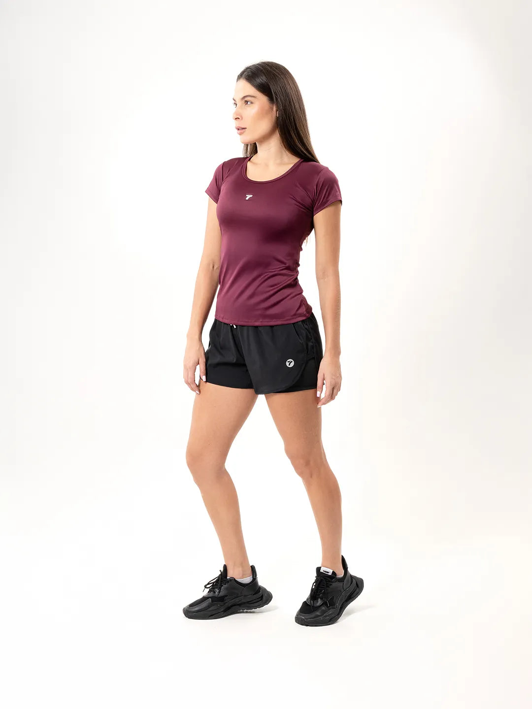 Vista lateral cuerpo completo camiseta básica vinotinto TENFIT mujer