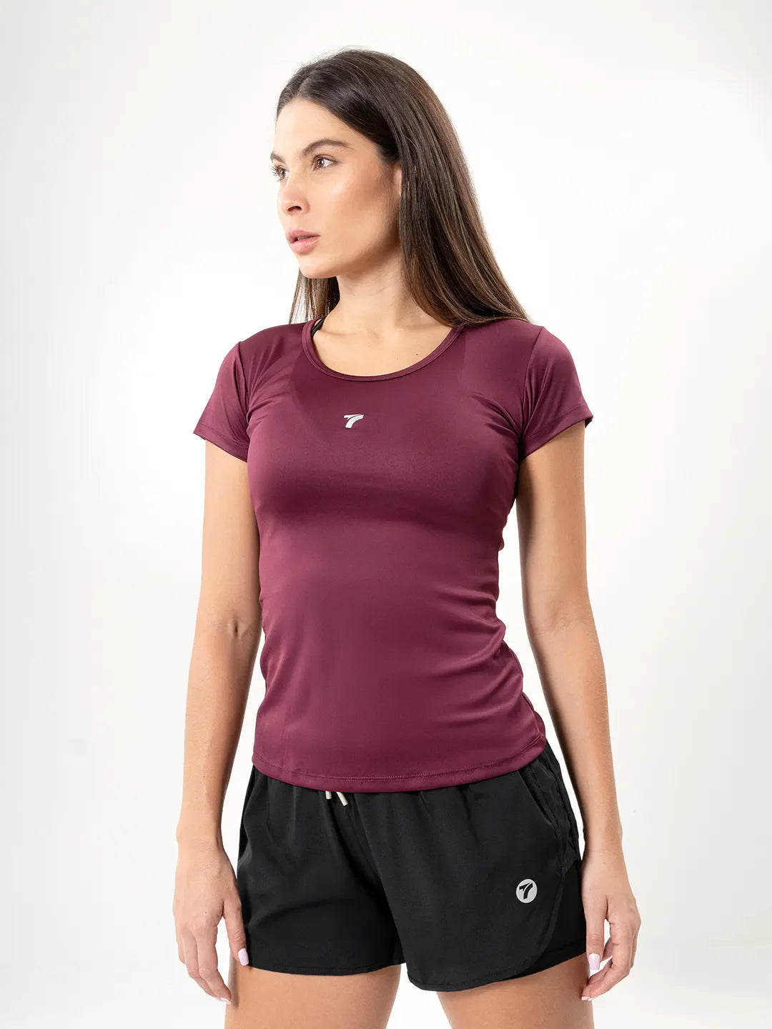 Vista lateral media distancia camiseta deportiva vinotinto oscuro TENFIT