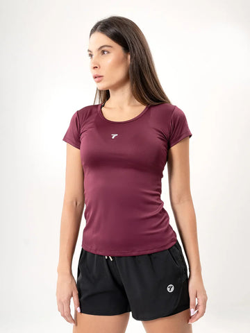 Vista lateral media distancia camiseta deportiva vinotinto oscuro TENFIT