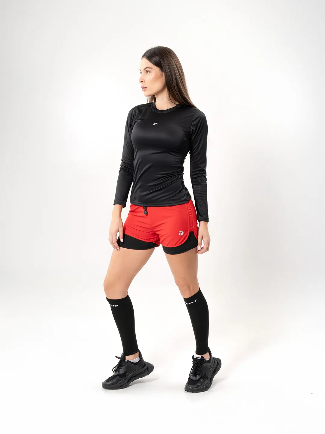 Buzo compresión negro TENFIT vista lateral — silueta definida