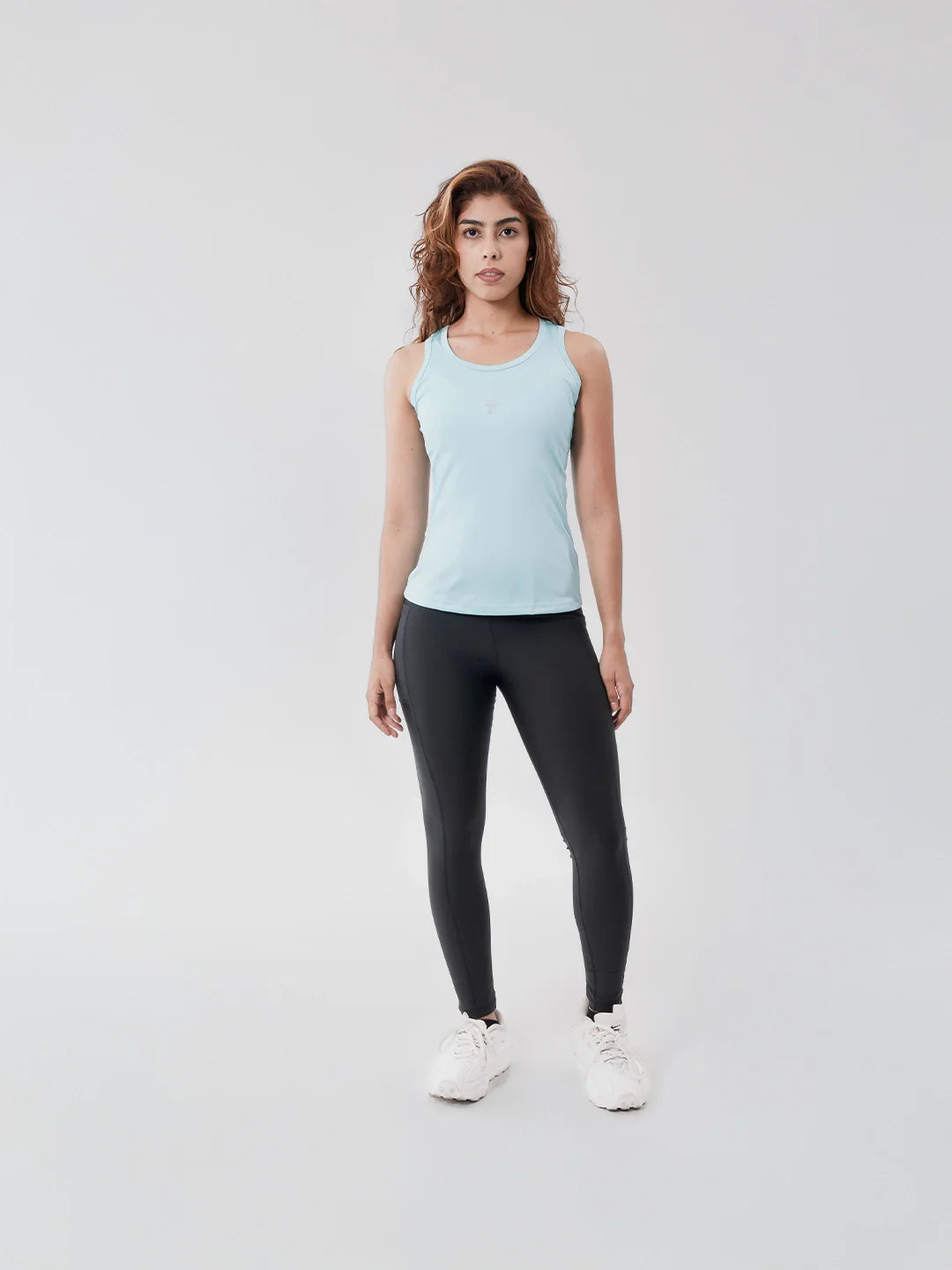 Camiseta deportiva verde menta gym mujer — frente