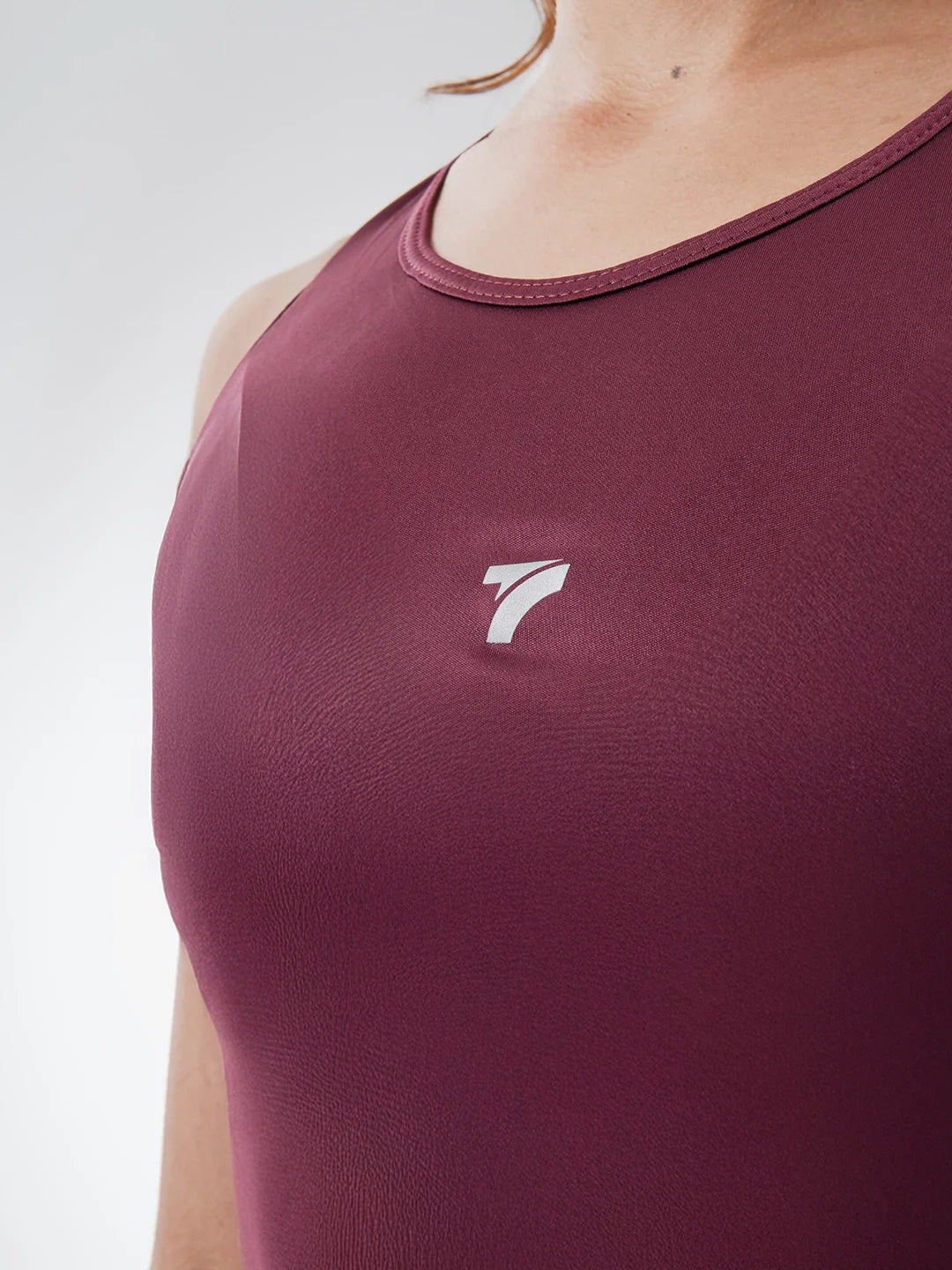 Detalle tela Super Licra camiseta esqueleto vinotinto oscuro TENFIT