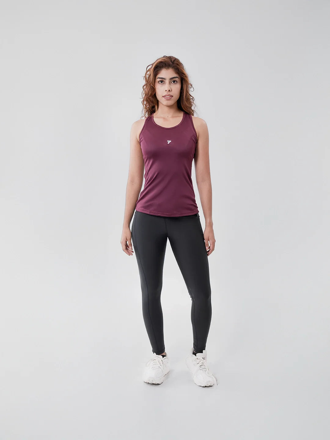 Camiseta deportiva vinotinto oscuro gym mujer — frente