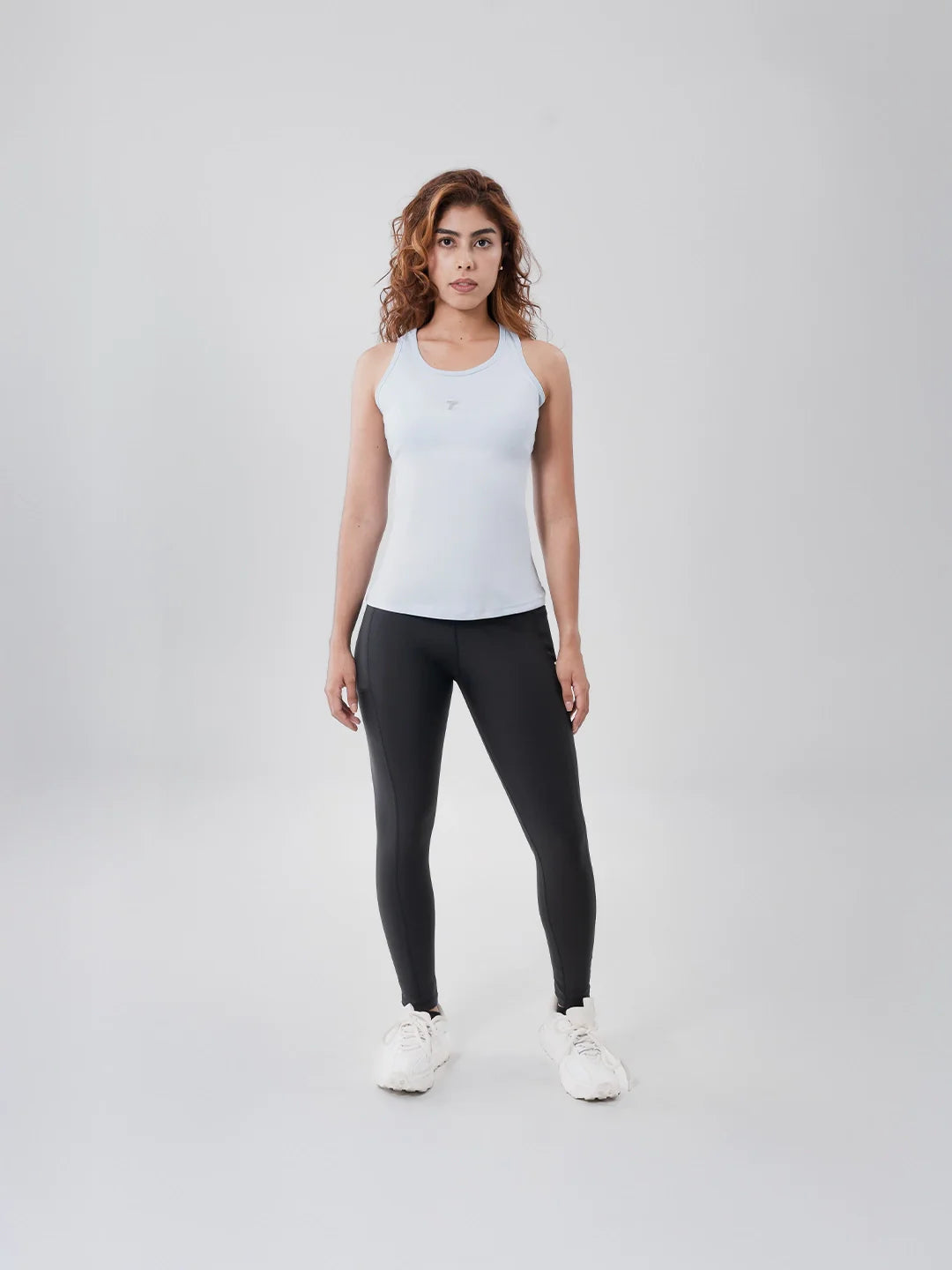 Camiseta sin mangas azul celeste gym mujer — frente entrenamiento