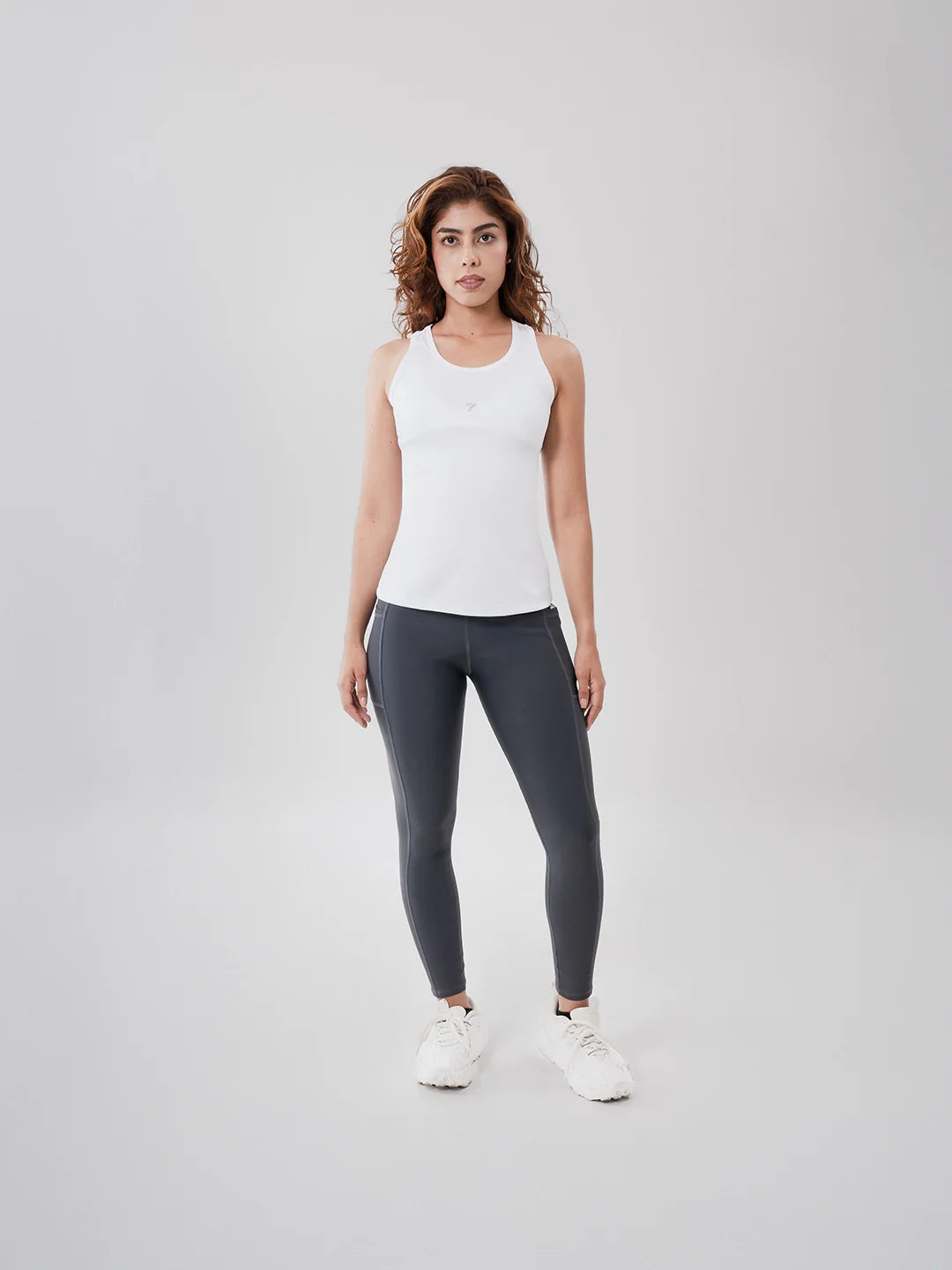 Camiseta deportiva blanca sin transparencias gym mujer — frente