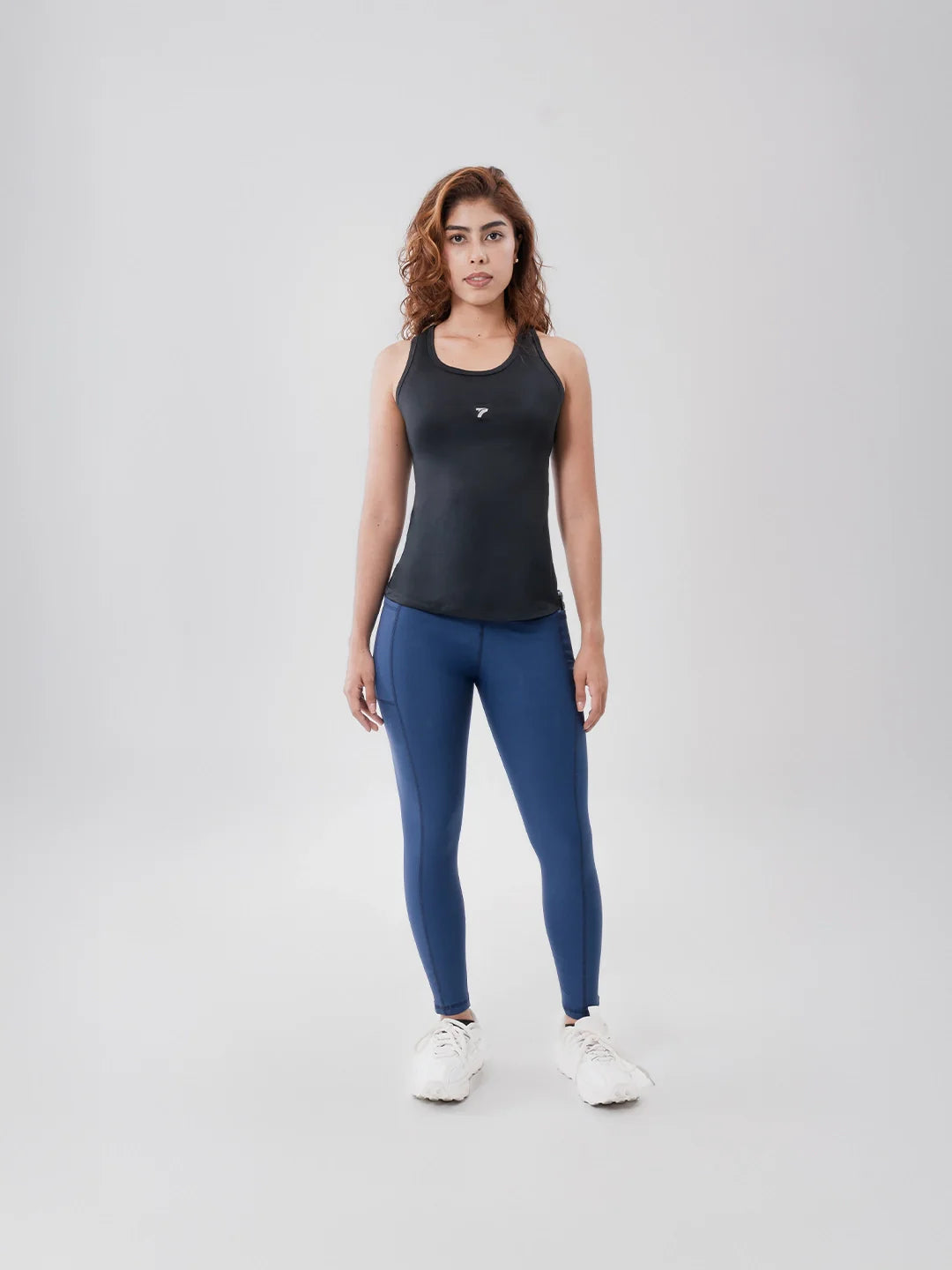 Camiseta deportiva negra gym mujer secado rápido — frente