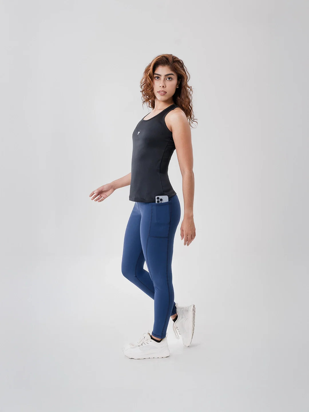 Esqueleto sin mangas negra Super Licra — ajuste lateral TENFIT