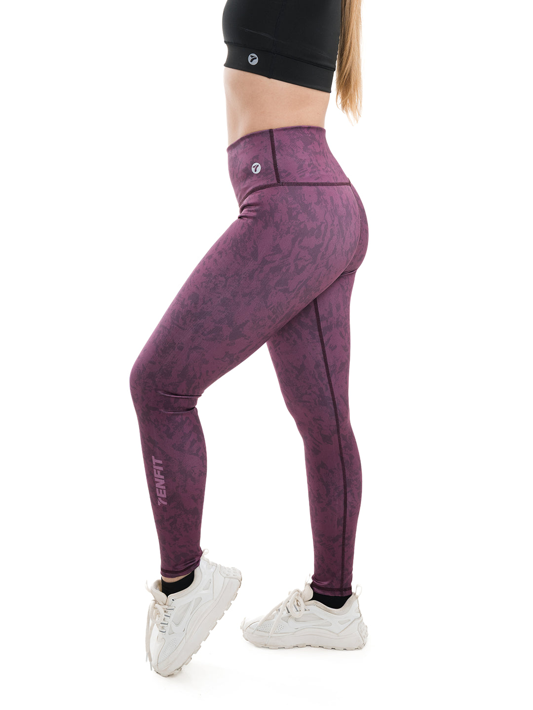 Legging deportivo sublimado vinotinto - vista posterior detalle silueta definida TENFIT