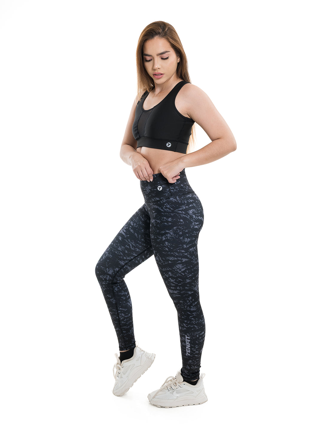 Legging deportivo negro sublimado -vista lateral silueta definida TENFIT