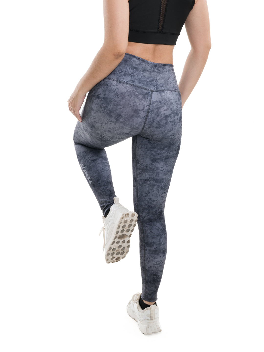 Legging gris oscuro sublimado - detalle pretina tiro alto TENFIT