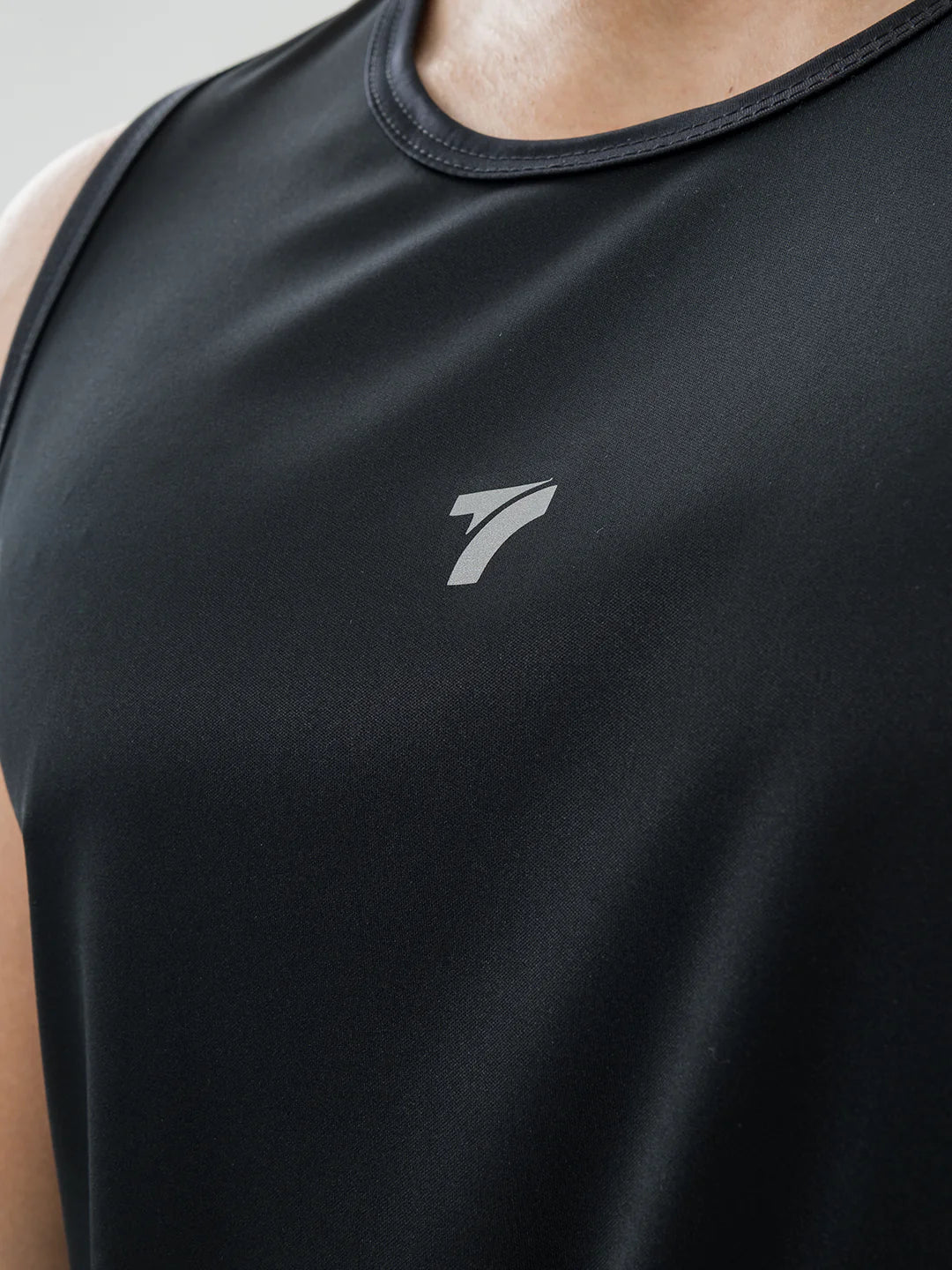 Detalle tela dri-fit negro esqueleto hombre secado rápido TENFIT