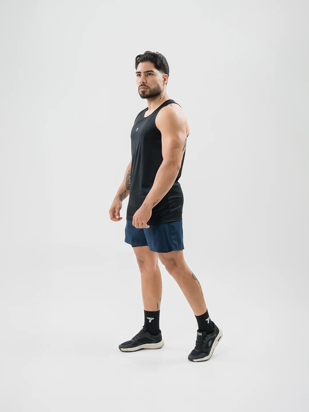 Vista lateral tank top negro hombre gym running TENFIT Colombia