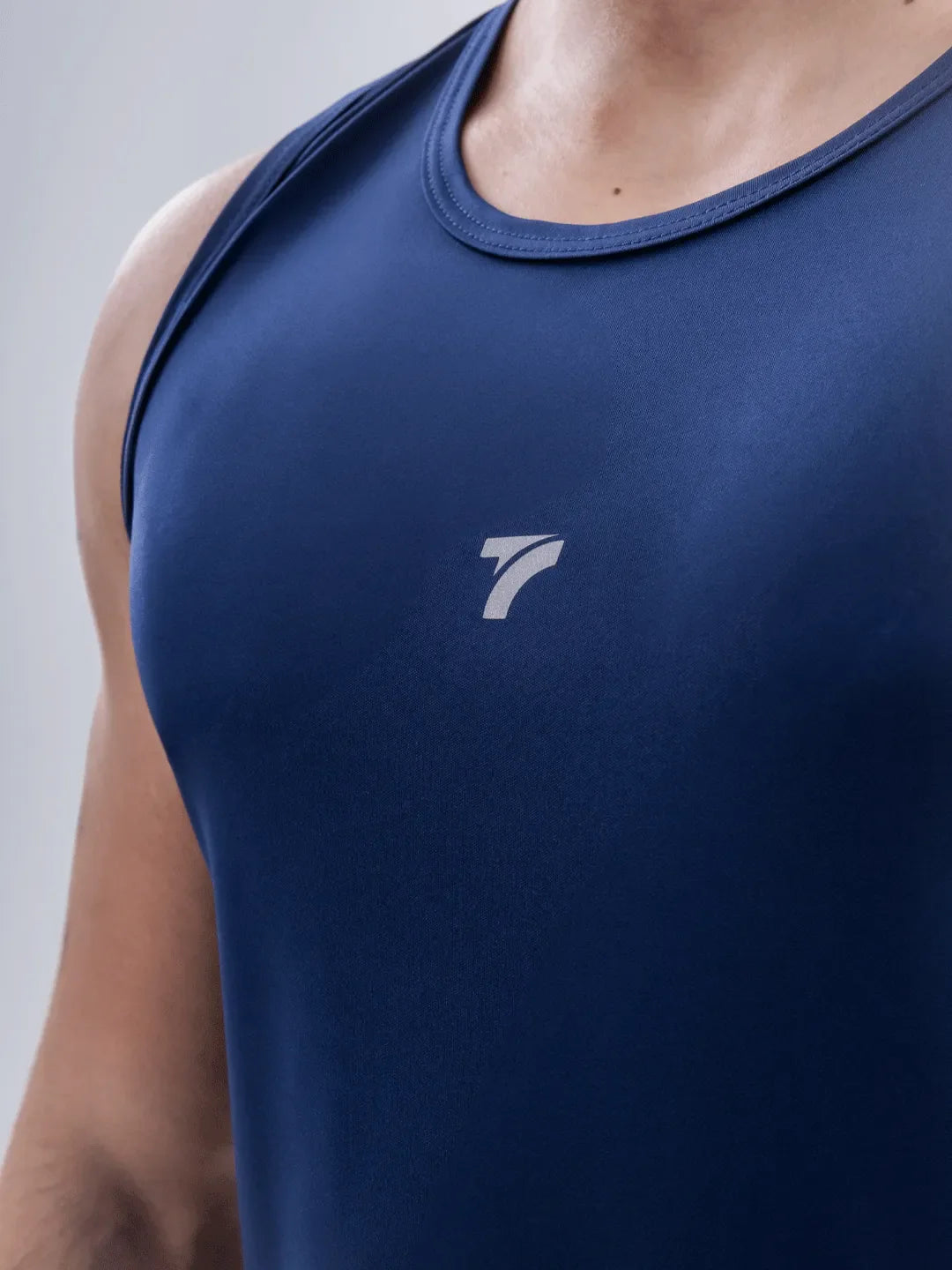 Detalle tejido transpirable esqueleto azul turquí hombre TENFIT