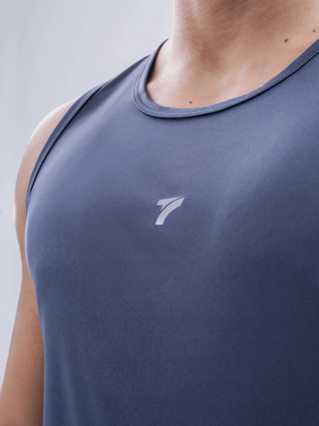 Detalle tela transpirable esqueleto gris hombre UV 30 TENFIT