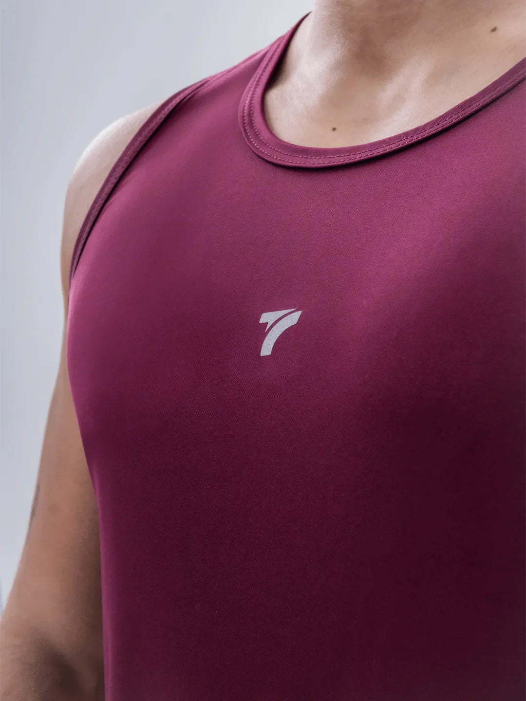 Detalle tela dri-fit esqueleto vinotinto hombre TENFIT
