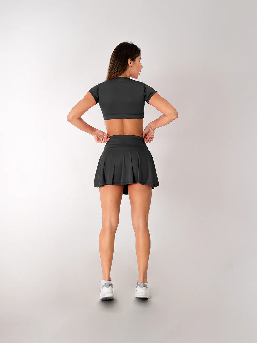 Skort gris oscuro con biker mujer entrenamiento Colombia TENFIT