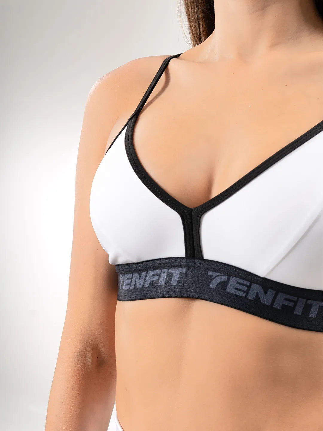Detalle copa integrada top blanco sin transparencias ropa deportiva Colombia