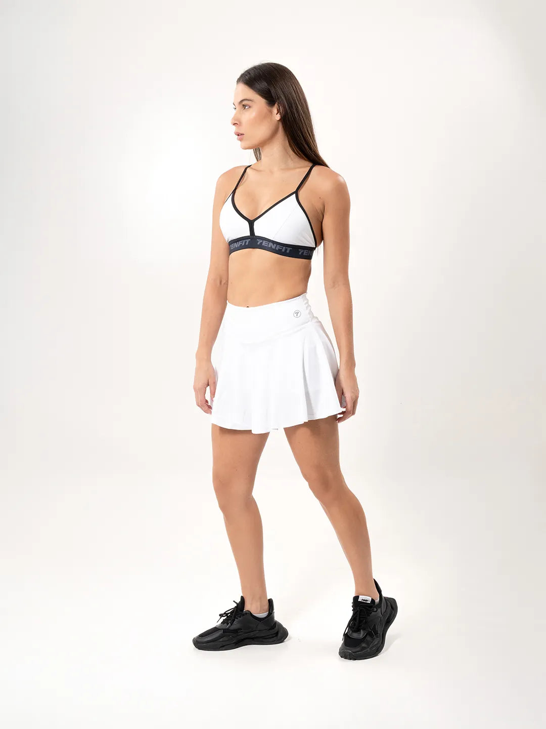 Top deportivo blanco vista lateral soporte firme activewear colombiano TENFIT