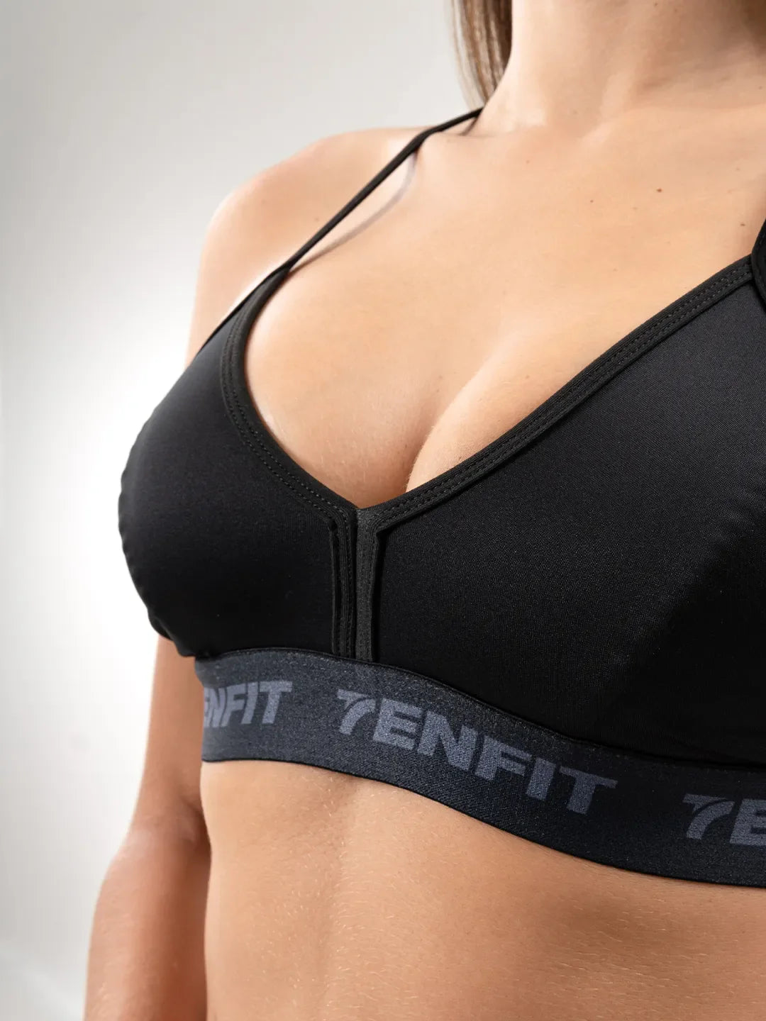 Detalle copa integrada top negro ropa deportiva colombiana TENFIT