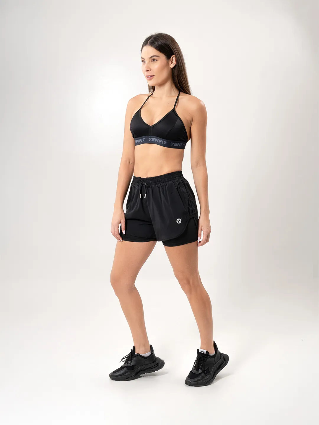 Top deportivo negro vista lateral soporte firme microfibra TENFIT