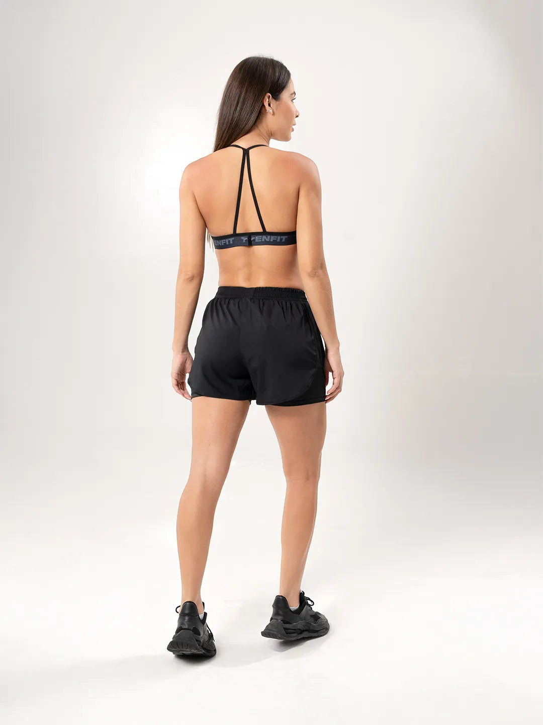 Short negro para correr mujer vista espalda - hecho en Colombia TENFIT