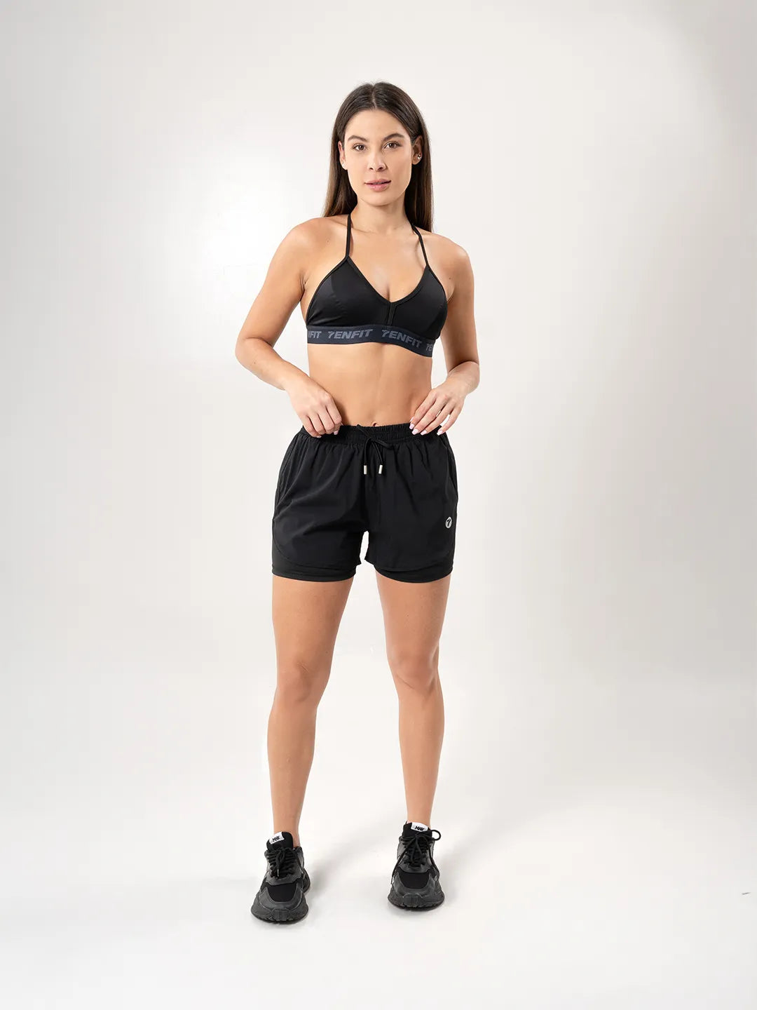 Short deportivo negro antifluido mujer vista frente - pantaloneta running Colombia