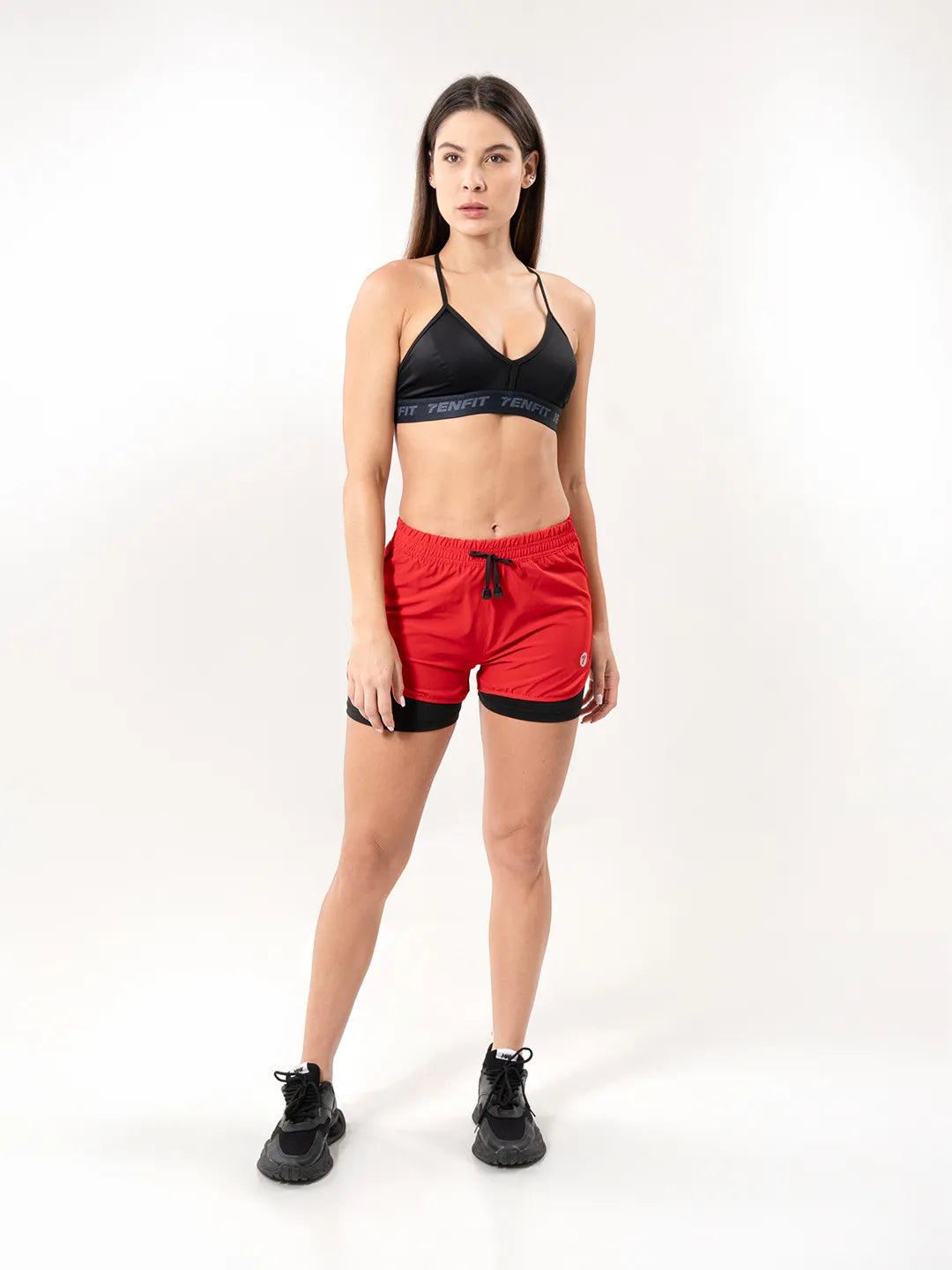Pantaloneta running roja con licra interna mujer vista frente - ropa deportiva