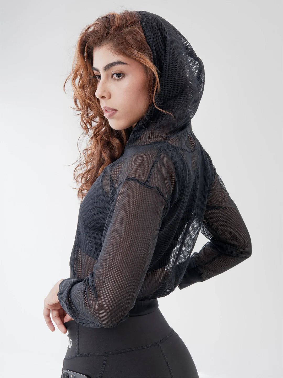 Detalle costura tela malla buzo negro deportivo mujer TENFIT
