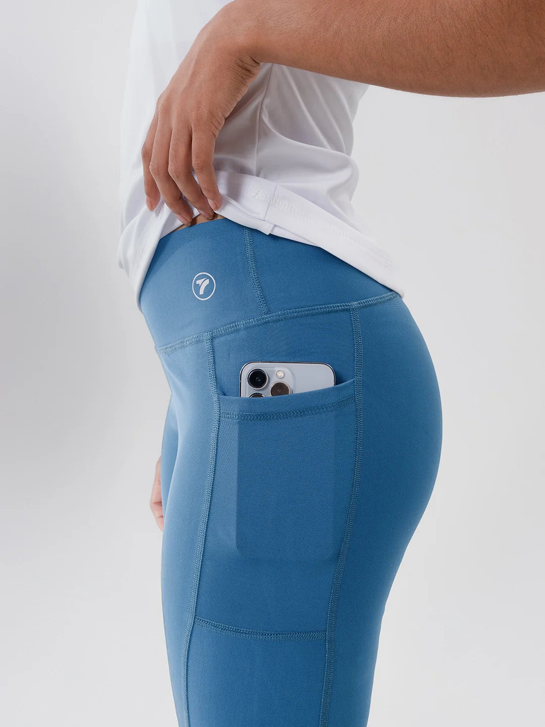 Detalle bolsillo lateral legging azul petróleo TENFIT