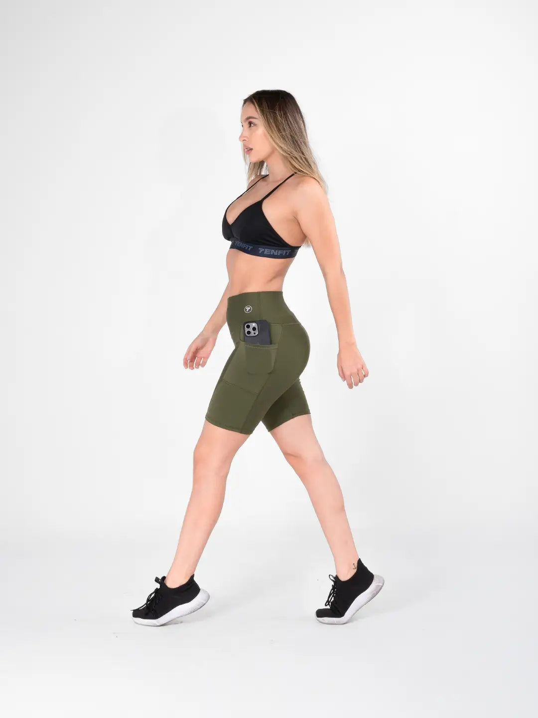 Short deportivo mujer media pierna verde militar — TENFIT