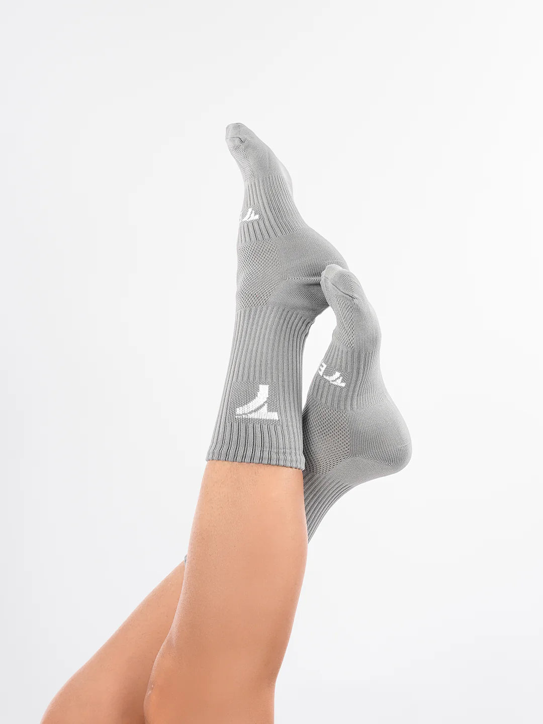 Medias deportivas gris claro unisex con refuerzo talón TENFIT Colombia