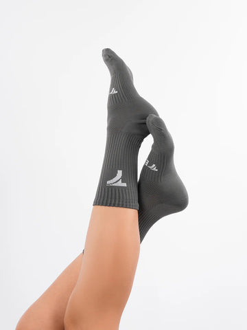 Medias deportivas gris oscuro unisex refuerzo talón TENFIT Colombia