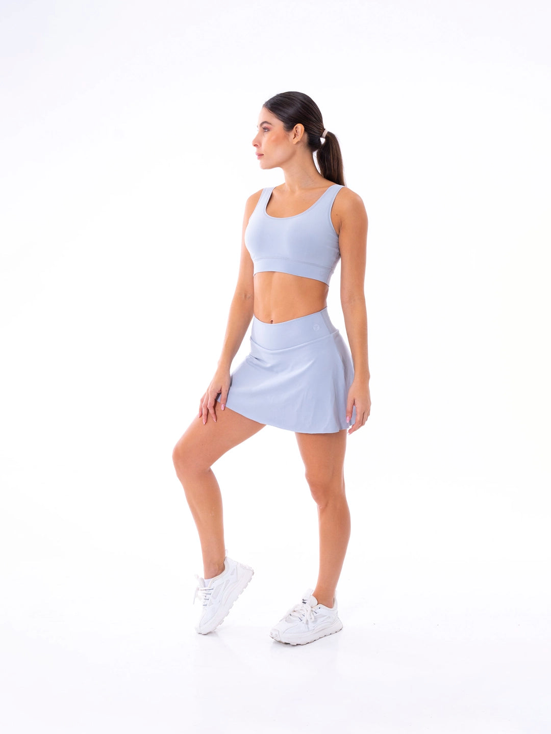 Falda corta gris claro con short interior tenis gym mujer Colombia