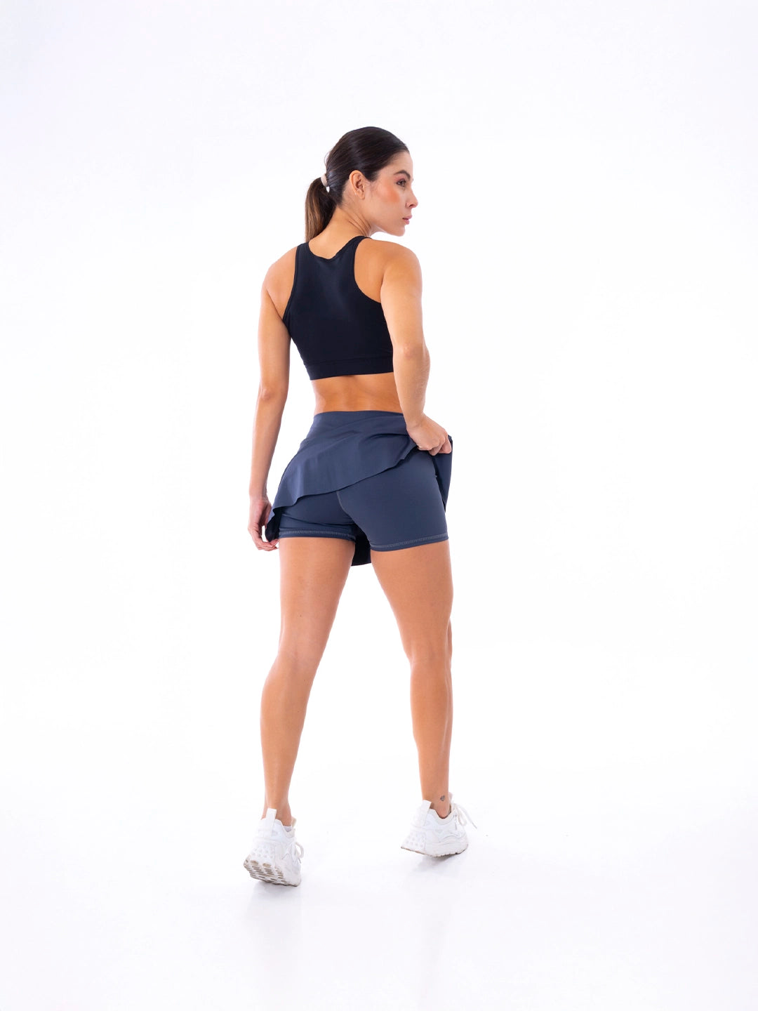 Vista posterior falda deportiva gris oscuro sin transparencias TENFIT