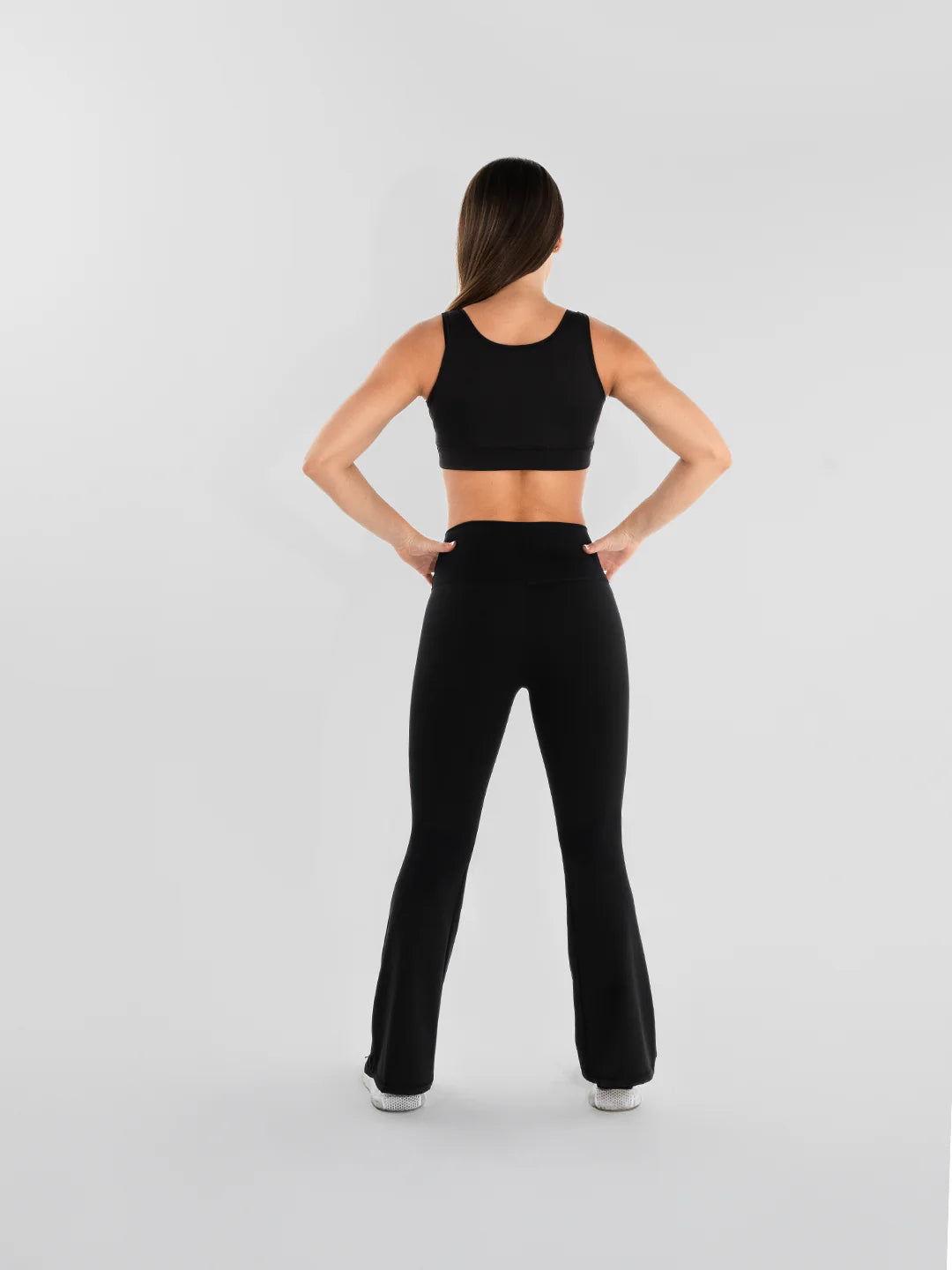 Leggins tiro alto bota ancha negro vista trasera TENFIT Colombia