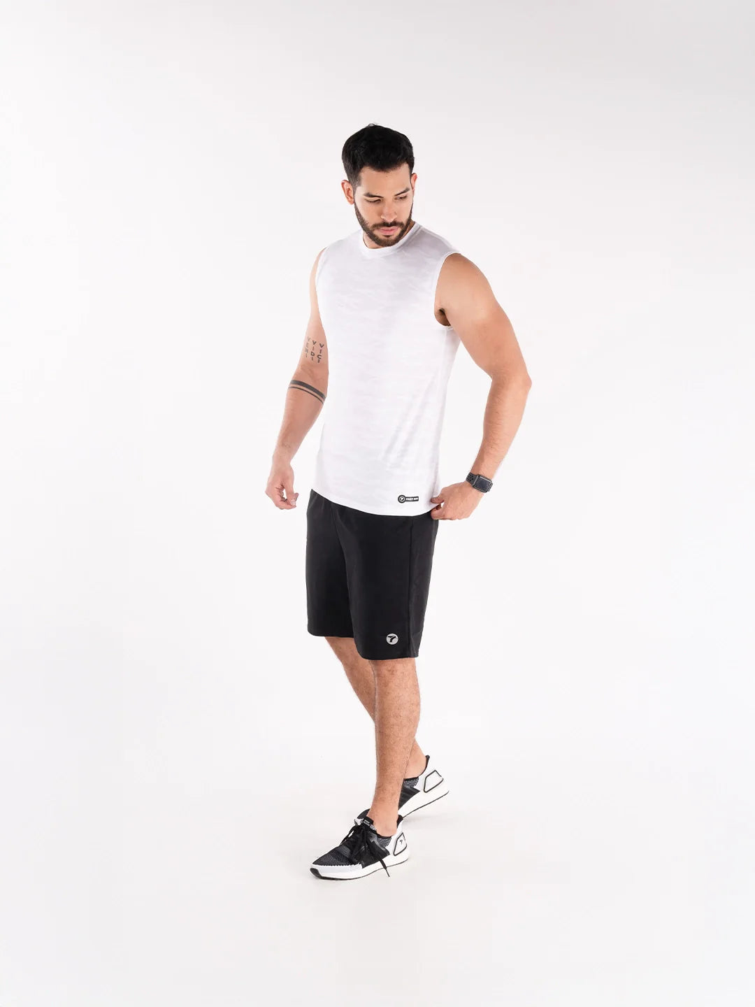Camiseta gym hombre blanca Dri-Fit sin transparencias TENFIT perfil