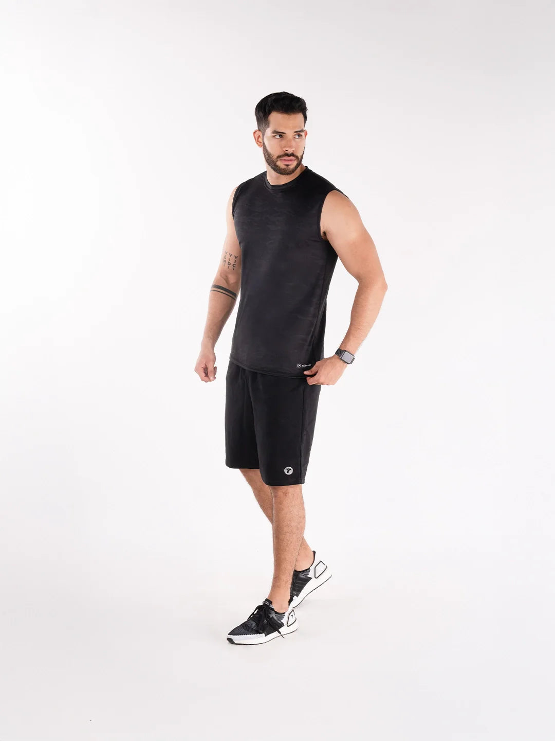 Camiseta gym hombre negra Dri-Fit TENFIT perfil