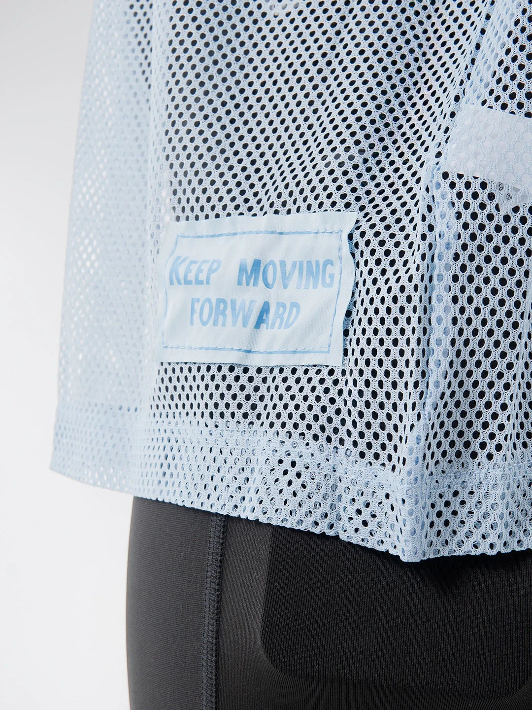Detalle tejido Airflow camiseta azul celeste TENFIT - textura tela